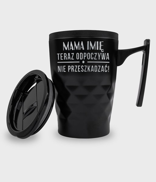 Mama teraz odpoczywa + imię - kubek termiczny z uchwytem